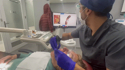 Dentista con procedimiento no invasivo
